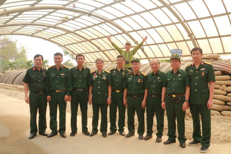 Ban chấp hành Hội Cựu chiến binh Trường Đại học Y Hà Nội (PGS.TS Cao Minh Thành, Chủ tịch Hội đứng thứ 3 từ bên trái sang) chụp ảnh lưu niệm trong hành trình thiện nguyện.