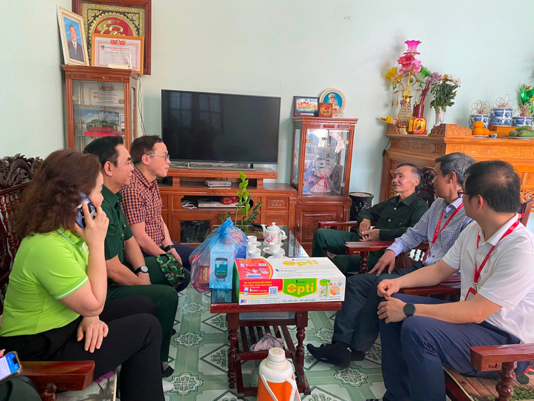 Đoàn công tác đến thăm cựu chiến binh Lê Xuân Chinh, nhân vật trong bức ảnh “Nụ cười chiến thắng” chụp ở Thành cổ Quảng Trị năm 1972.