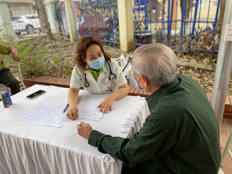 PGS.TS Hồ Thị Kim Thanh, Chủ tịch Công đoàn Trường Đại học Y Hà Nội thăm khám cho cựu chiến binh.