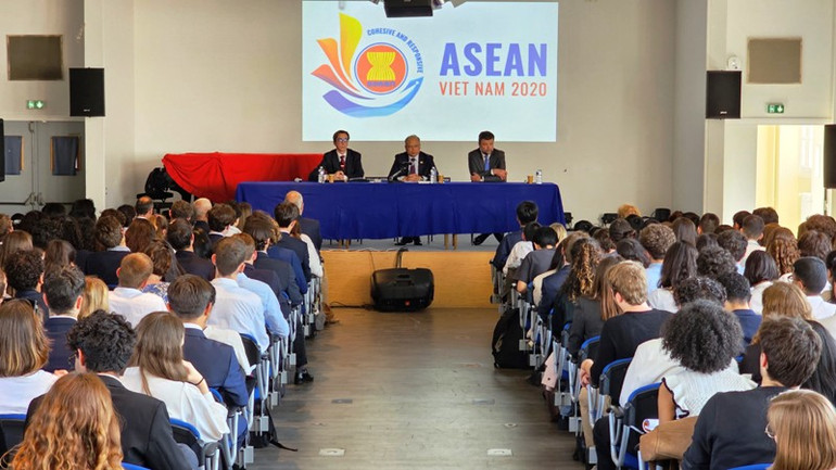 Đại sứ Đinh Toàn Thắng chia sẻ tại chương trình. (Ảnh: MINH DUY) Đại sứ Đinh Toàn Thắng chia sẻ tại chương trình. (Ảnh: MINH DUY)