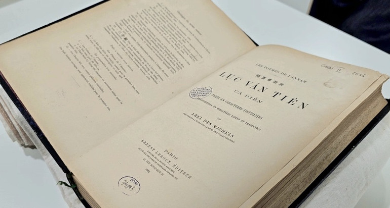 Một số tác phẩm chữ Nôm và chữ Quốc ngữ được giới thiệu tại triển lãm. (Ảnh: MINH DUY) Một số tác phẩm chữ Nôm và chữ Quốc ngữ được giới thiệu tại triển lãm. (Ảnh: MINH DUY)