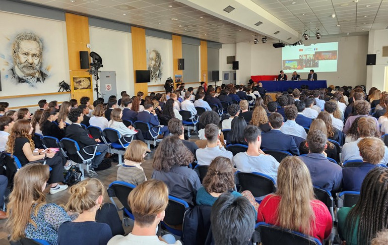 Buổi gặp mặt và tìm hiểu thông tin về Việt Nam thu hút sự quan tâm của 260 học sinh từ hệ dự bị đại học và lớp 6 hệ Quốc tế của cụm Trường Trung học liên cấp Janson de Sailly. (Ảnh: MINH DUY) Buổi gặp mặt và tìm hiểu thông tin về Việt Nam thu hút sự quan tâm của 260 học sinh từ hệ dự bị đại học và lớp 6 hệ Quốc tế của cụm Trường Trung học liên cấp Janson de Sailly. (Ảnh: MINH DUY)