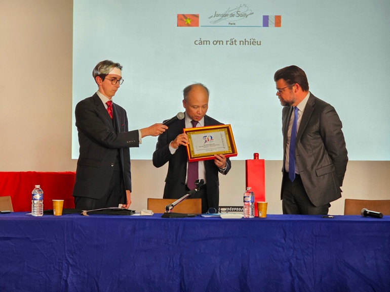 Đại sứ Đinh Toàn Thắng giới thiệu tới học sinh toàn Trường Janson de Sailly về logo kỷ niệm 50 năm thiết lập quan hệ ngoại giao Việt Nam-Pháp. (Ảnh: KHẢI HOÀN) Đại sứ Đinh Toàn Thắng giới thiệu tới học sinh toàn Trường Janson de Sailly về logo kỷ niệm 50 năm thiết lập quan hệ ngoại giao Việt Nam-Pháp. (Ảnh: KHẢI HOÀN)