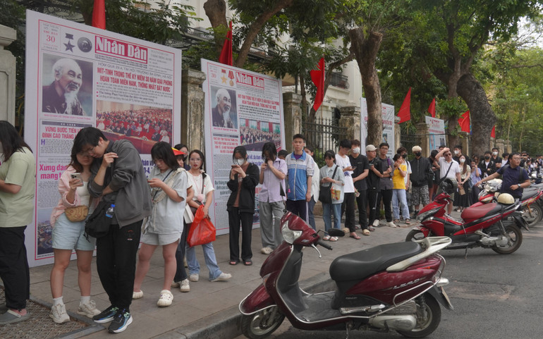 Đa phần là những bạn trẻ ý thức tự xếp thành hàng.