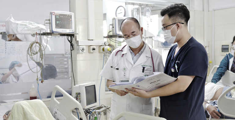 Bác sĩ Cường lưu ý: Thông thường, trong ngày 1-3 của bệnh sẽ có biểu hiện sốt, nhưng giai đoạn nguy hiểm lại rơi vào ngày 4-7 nên người bệnh phải lưu ý có dấu hiệu cảnh báo sốt cao, đau bụng vùng gan, nôn, chảy máu chân răng, rong kinh, rong huyết, tụt huyết áp, chân tay lạnh, không ăn uống được.