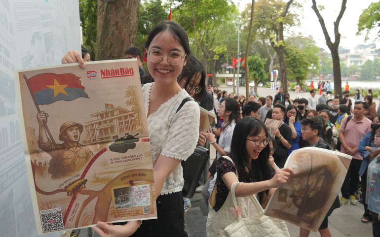 Niềm vui của những độc giả đầu tiên nhận được phụ san sáng 26/4.