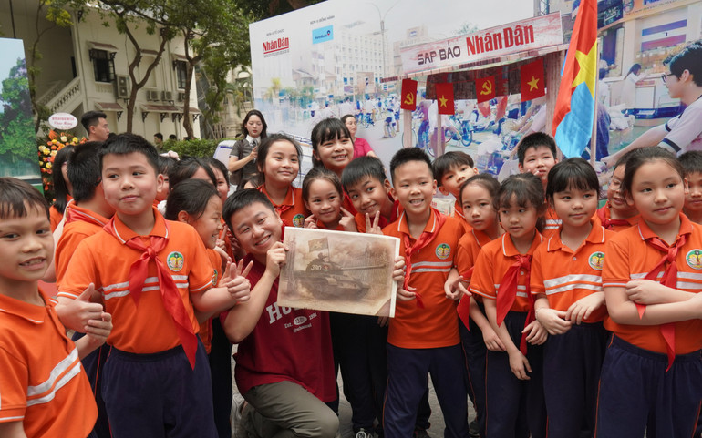 [Ảnh] Du khách xếp hàng nhận ấn phẩm thông tin đặc biệt của Báo Nhân Dân ảnh 7