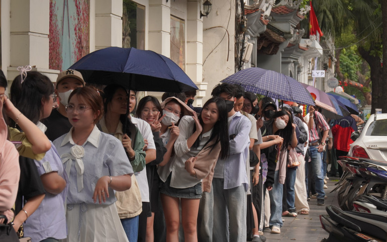 Các bạn trẻ dù phải chờ đợi lâu nhưng đều rất vui vẻ, háo hức.