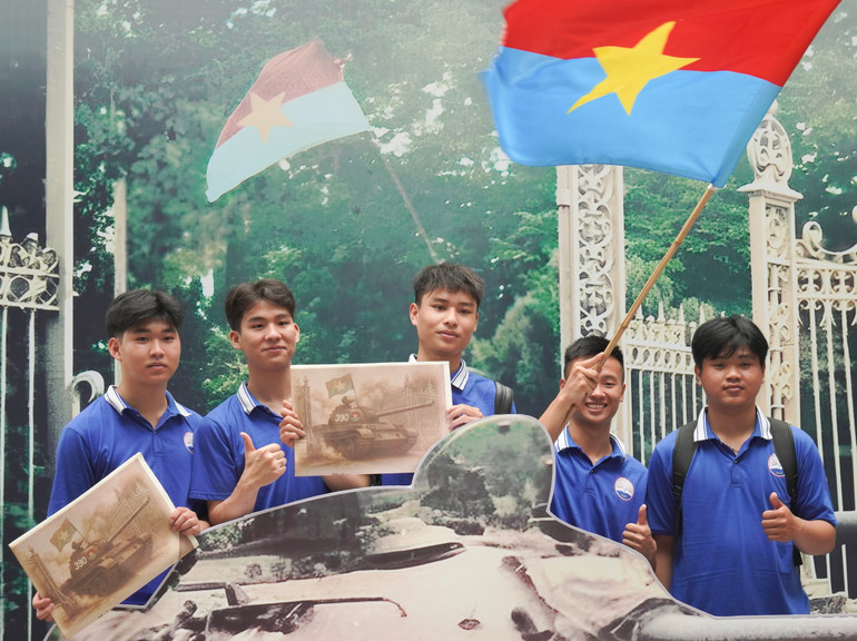 [Ảnh] Du khách xếp hàng nhận ấn phẩm thông tin đặc biệt của Báo Nhân Dân ảnh 6