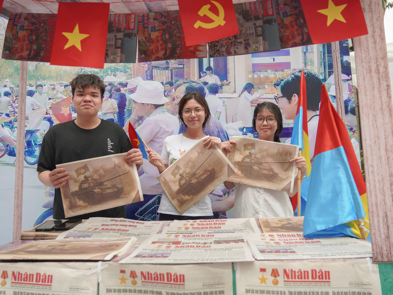 [Ảnh] Du khách xếp hàng nhận ấn phẩm thông tin đặc biệt của Báo Nhân Dân ảnh 4