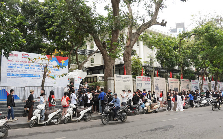 Triển lãm tương tác nằm ở vị trí mặt hồ Hoàn Kiếm, thu hút rất đông người tham quan.