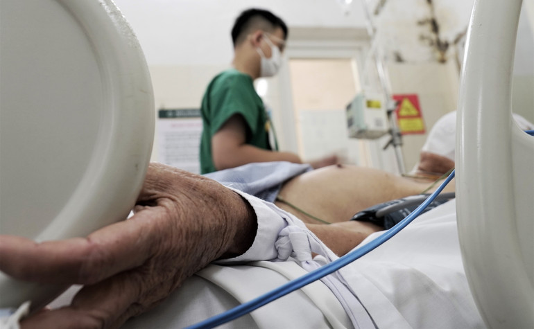 Tại bệnh viện, ghi nhận hầu hết các trường hợp sốt xuất huyết ở đối tượng thanh niên, nhưng cũng có nhiều người cao tuổi đến 93 đang nằm viện.