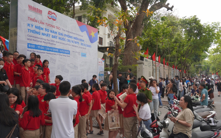 Triển lãm tương tác mở cửa phía mặt hồ Hoàn Kiếm thu hút lượng lớn độc giả và du khách tham quan.