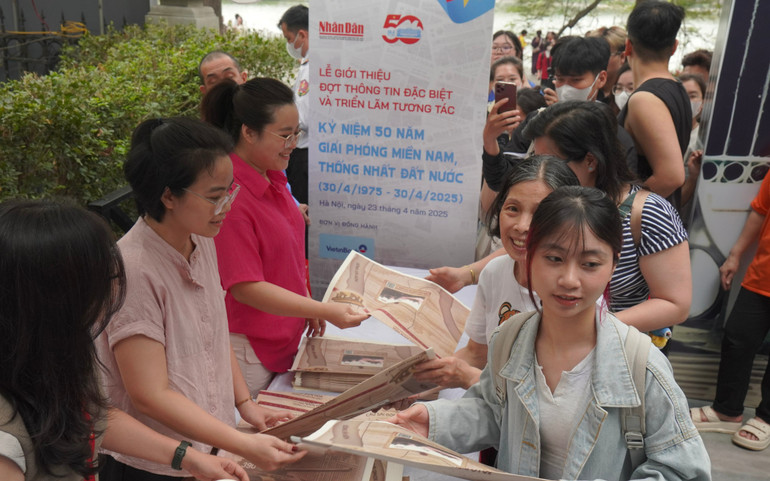 Báo Nhân Dân tăng cường thêm người phát phụ bản phục vụ độc giả.