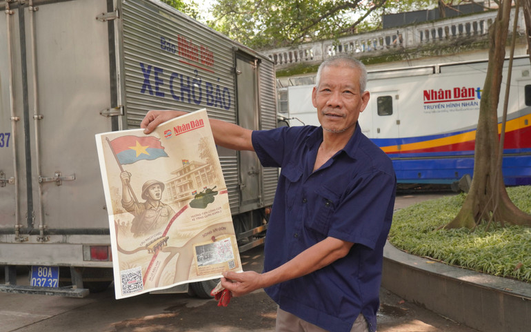 Ông Lưu Quý Đào, cán bộ Nhà in Báo Nhân Dân khoe số phụ san vừa được chuyển đến, hiện số phụ san phát hành đã đạt con số 240 nghìn bản.