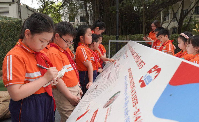 [Ảnh] Du khách xếp hàng nhận ấn phẩm thông tin đặc biệt của Báo Nhân Dân ảnh 9