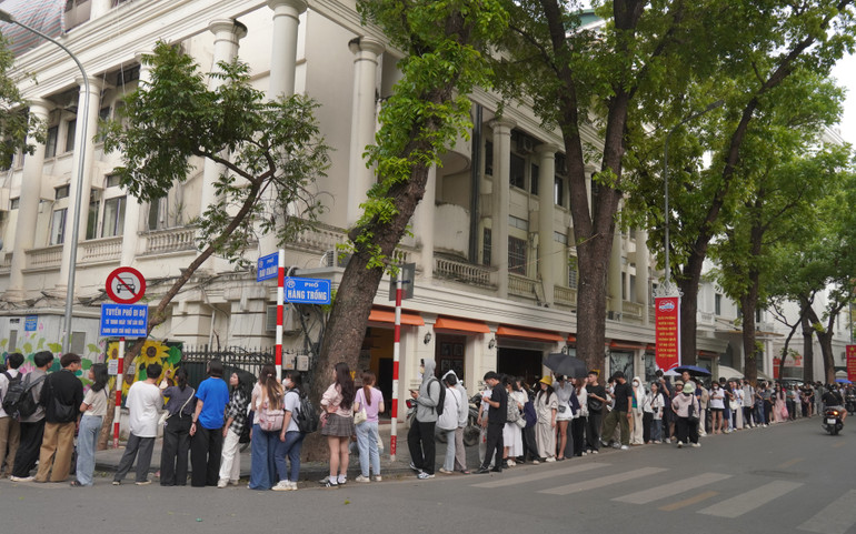 Ra đến mặt phố Hàng Trống.