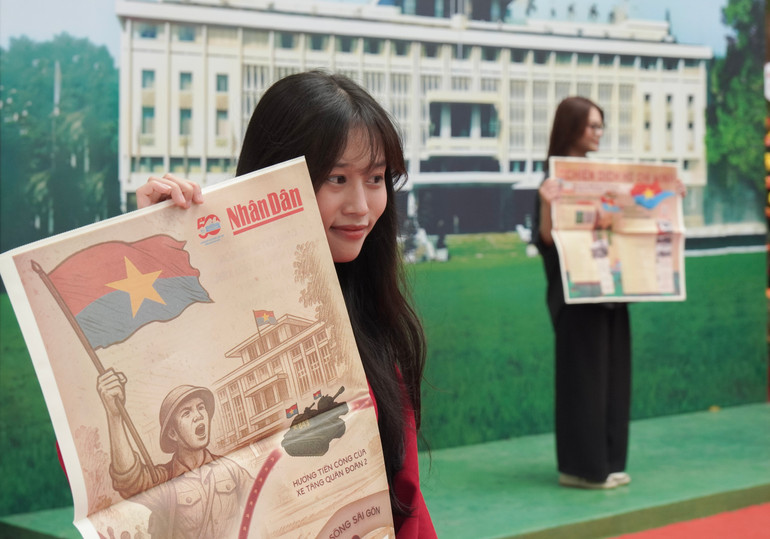 [Ảnh] Du khách xếp hàng nhận ấn phẩm thông tin đặc biệt của Báo Nhân Dân ảnh 8