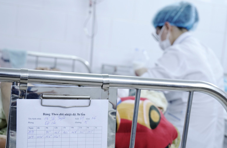 Thông thường, trong ngày 1-3 của bệnh sẽ có biểu hiện sốt, nhưng giai đoạn nguy hiểm lại rơi vào ngày 4-7 nên người bệnh phải lưu ý có dấu hiệu cảnh báo sốt cao, đau bụng vùng gan, nôn, chảy máu chân răng, rong kinh, rong huyết, tụt huyết áp, chân tay lạnh, không ăn uống được.