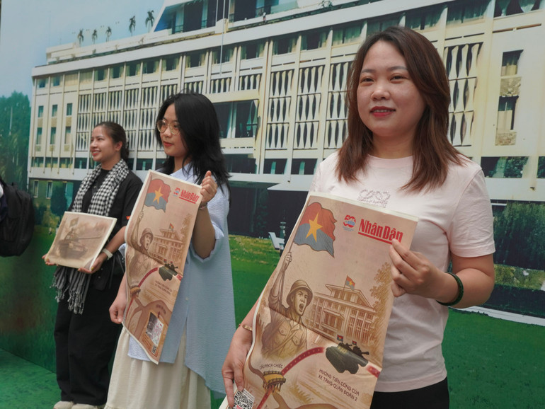 Các bạn trẻ chụp ảnh lưu niệm với phụ bản trên tay.