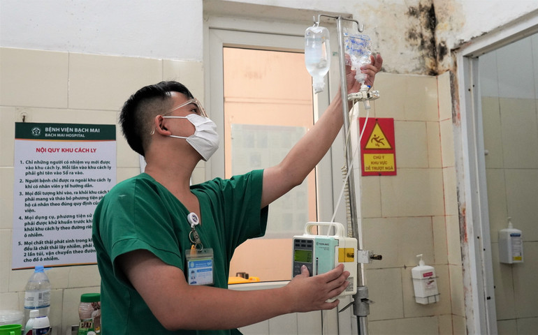 Việc truyền dịch cần được thực hiện tại cơ sở y tế vì nếu chỉ số hemoglobin giảm, người bệnh cần được truyền dung dịch cao phân tử để kéo nước vào trong lòng mạch chứ không truyền dung dịch thường vì sẽ sốc hoặc bệnh nặng thêm do truyền dịch.