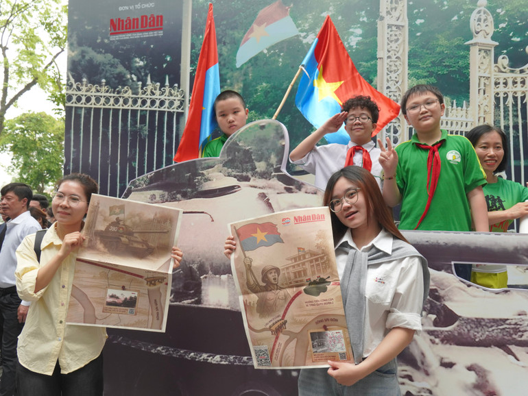 Phụ bản với nhiều tư liệu quý giúp các bạn trẻ thêm yêu Tổ quốc.