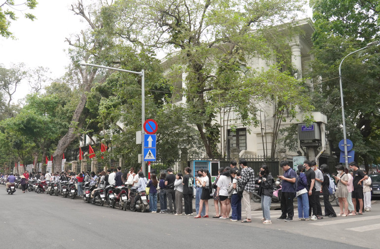 Từ 8 giờ sáng, dòng người xếp hàng dài bên ngoài Trụ sở Báo Nhân Dân để vào triển lãm.