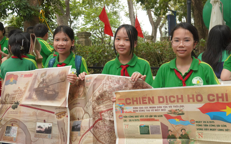 Các bạn học sinh 6A5 Trường Nguyễn Tri Phương háo hức khoe món quà ý nghĩa.