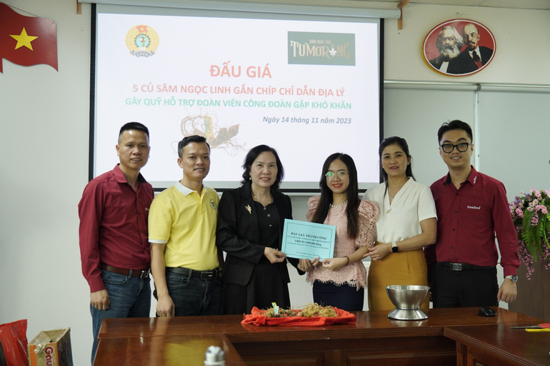 Đại diện bên thắng đấu giá và chủ doanh nghiệp Tu Mơ Rông đóng góp quỹ công đoàn sau phiên đấu giá.