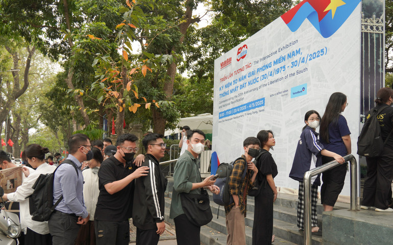 [Ảnh] Du khách xếp hàng nhận ấn phẩm thông tin đặc biệt của Báo Nhân Dân ảnh 1