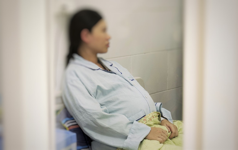 Sản phụ Đ.T.H (30 tuổi, tại Ngọc Lâm, Long Biên) đang mang thai ở tuần 36 đầy lo âu. Ban đầu, chị chỉ có biểu hiện sốt, nghĩ cảm sốt do họng thông thường, nhưng khi khám định kỳ thai sản, chị H. được các bác sĩ tại Bệnh viện Thu Cúc chẩn đoán mắc sốt xuất huyết Dengue, tiểu cầu đang hạ.