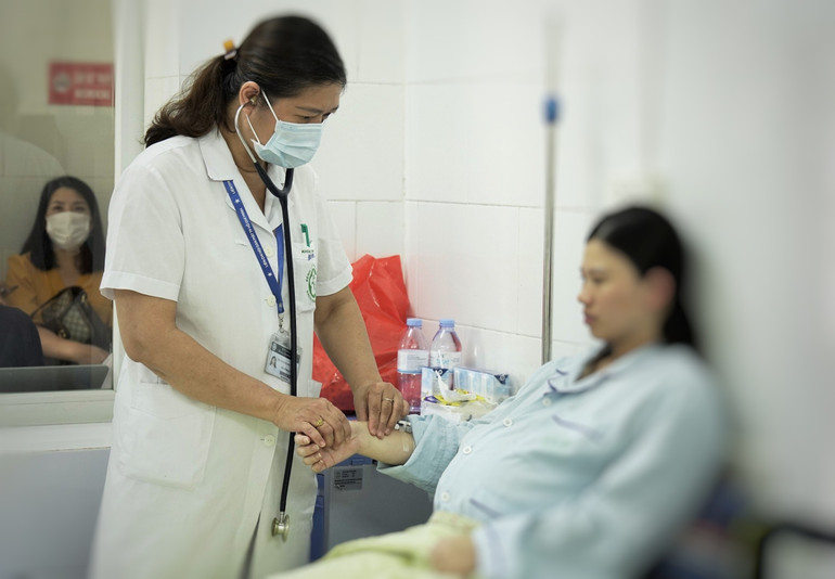 Với phụ nữ mang thai, tùy từng tuổi mà bác sĩ có cách xử trí, theo dõi khác nhau. Tuy nhiên đa số phụ nữ mang thai khi bị sốt xuất huyết không ảnh hưởng khả năng phát triển thai cũng như sợ sinh con bị dị dạng hay tai biến.