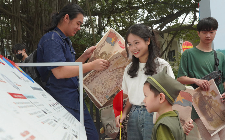 Nhiều gia đình đưa con đến để tìm hiểu ý nghĩa của ngày lễ 30/4.