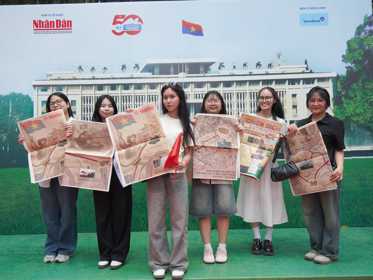 [Ảnh] Du khách xếp hàng nhận ấn phẩm thông tin đặc biệt của Báo Nhân Dân ảnh 5