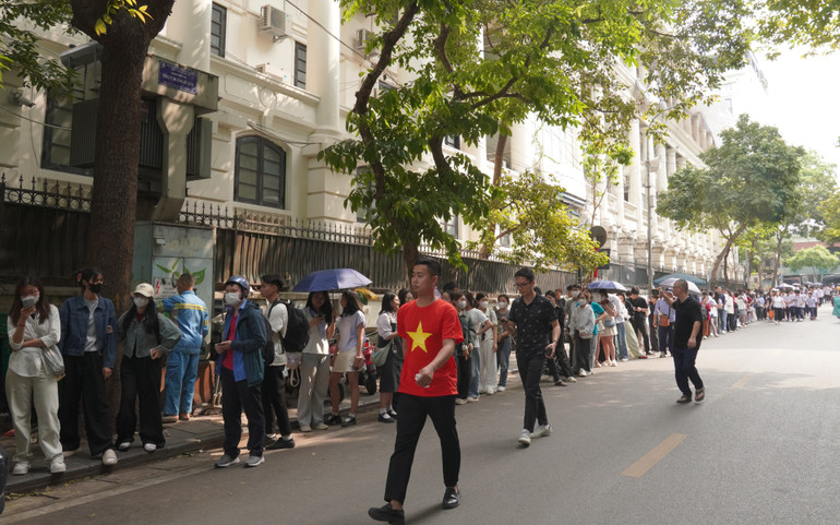 Dòng người xếp hàng qua hết phố Báo Khánh.