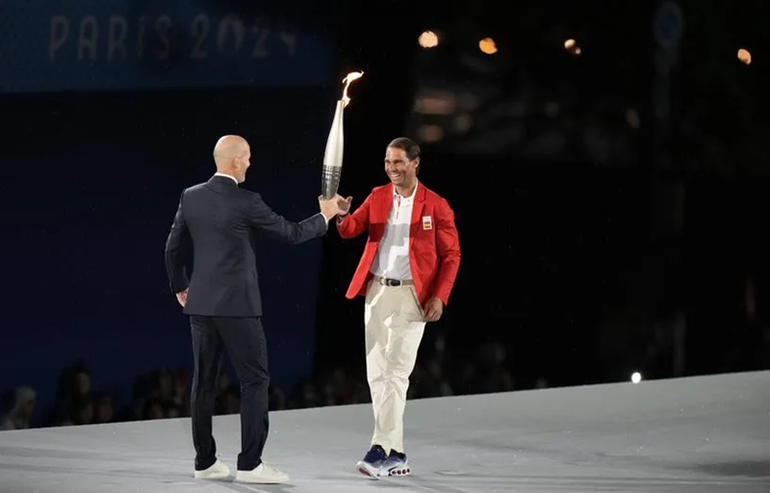 Cầu thủ Zinedine Zidane của Pháp trao lại ngọn đuốc Thế vận hội cho tay vợt huyền thoại người Tây Ban Nha Rafael Nadal. (Ảnh: 20minutes)