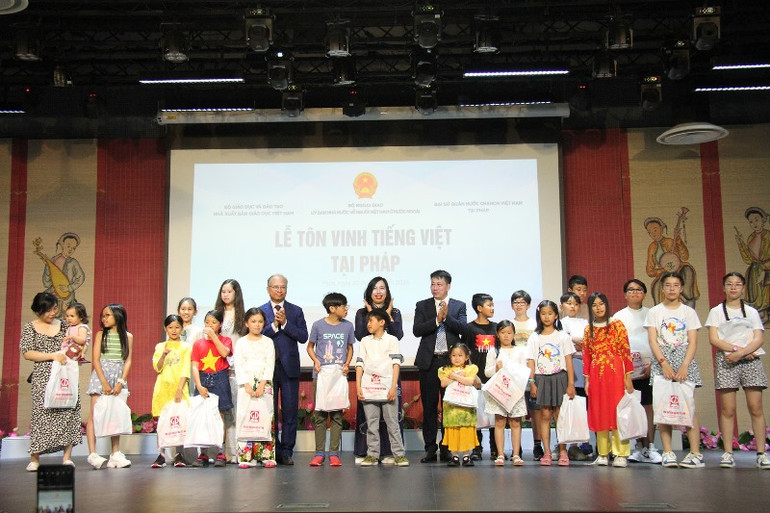 Thứ trưởng Lê Thị Thu Hằng và Đại sứ Đinh Toàn Thắng tặng quà cho các cháu có kết quả tốt trong học tiếng Việt. (Ảnh: MINH DUY) Thứ trưởng Lê Thị Thu Hằng và Đại sứ Đinh Toàn Thắng tặng quà cho các cháu có kết quả tốt trong học tiếng Việt. (Ảnh: MINH DUY)