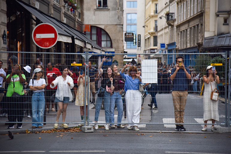 Nhiều người dân và du khách phải đứng quan sát từ phía xa, đằng sau những hàng rào an ninh đã được dựng sẵn. (Ảnh: MINH DUY)