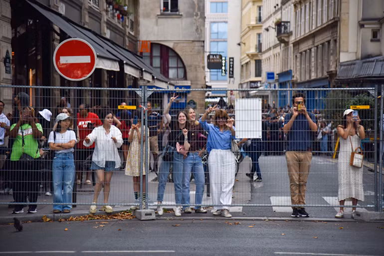 Nhiều người dân và du khách phải đứng quan sát từ phía xa, đằng sau những hàng rào an ninh đã được dựng sẵn. (Ảnh: MINH DUY) Nhiều người dân và du khách phải đứng quan sát từ phía xa, đằng sau những hàng rào an ninh đã được dựng sẵn. (Ảnh: MINH DUY)