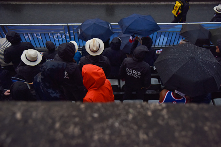 Ban tổ chức chu đáo chuẩn bị cho người hâm mộ mua vé dự khán các phụ kiện và áo khoác tránh mưa. (Ảnh: MINH DUY)