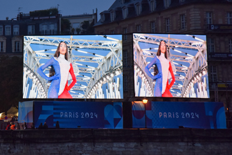 Là top 5 như kinh đô thời trang lớn nhất thế giới, thủ đô Paris chào đón hàng triệu khán giả đang xem lễ khai mạc Olympic 2004 bằng những màn trình diễn thời trang vô cùng hấp dẫn. (Ảnh: MINH DUY)