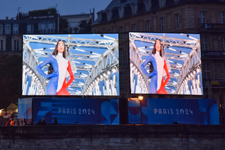 Là top 5 như kinh đô thời trang lớn nhất thế giới, thủ đô Paris chào đón hàng triệu khán giả đang xem lễ khai mạc Olympic 2004 bằng những màn trình diễn thời trang vô cùng hấp dẫn. (Ảnh: MINH DUY) Là top 5 như kinh đô thời trang lớn nhất thế giới, thủ đô Paris chào đón hàng triệu khán giả đang xem lễ khai mạc Olympic 2004 bằng những màn trình diễn thời trang vô cùng hấp dẫn. (Ảnh: MINH DUY)