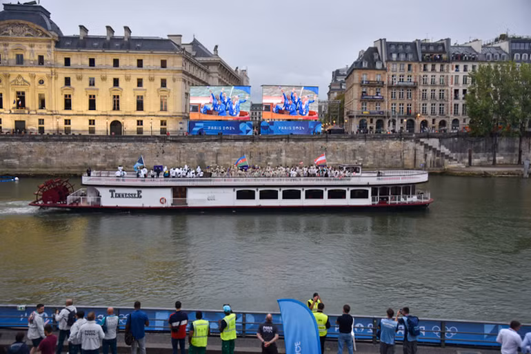 Những đoàn du thuyền chờ các đoàn vận động viên của các quốc gia dần xuất hiện sau làn khói và tiến dần về lễ đài chính, khu vực gần tháp Eiffel. (Ảnh: KHẢI HOÀN) Những đoàn du thuyền chờ các đoàn vận động viên của các quốc gia dần xuất hiện sau làn khói và tiến dần về lễ đài chính, khu vực gần tháp Eiffel. (Ảnh: KHẢI HOÀN)