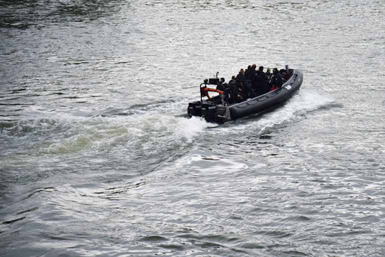 Trước khi lễ khai mạc bắt đầu, đoàn tuần tra trên sông tiếp tục kiểm tra lần cuối. (Ảnh: MINH DUY)