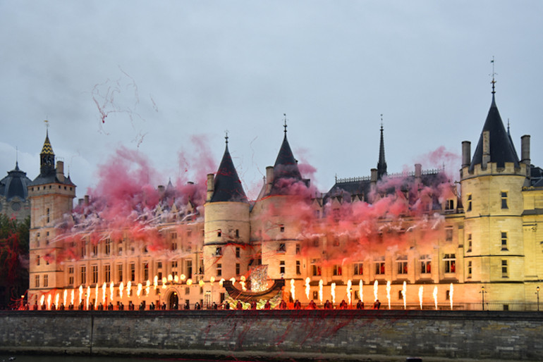 Hàng loạt những màn trình diễn ấn tượng từ ánh sáng, lửa và khói màu khiến người xem phải rút điện thoại ra để lưu lại những kỷ niệm. (Ảnh: MINH DUY)