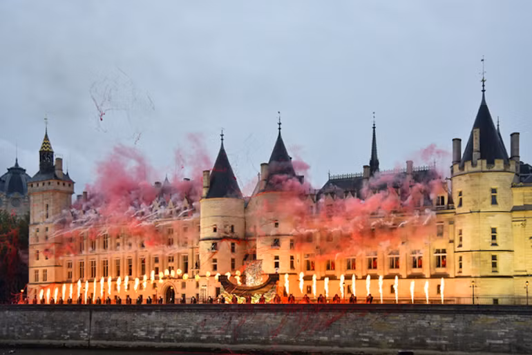 Hàng loạt những màn trình diễn ấn tượng từ ánh sáng, lửa và khói màu khiến người xem phải rút điện thoại ra để lưu lại những kỷ niệm. (Ảnh: MINH DUY) Hàng loạt những màn trình diễn ấn tượng từ ánh sáng, lửa và khói màu khiến người xem phải rút điện thoại ra để lưu lại những kỷ niệm. (Ảnh: MINH DUY)