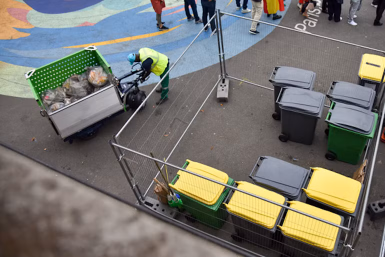 Công tác bảo đảm vệ sinh trong các khu vực tổ chức lễ khai mạc được thực hiện một cách quy củ và sạch đẹp. (Ảnh: MINH DUY) Công tác bảo đảm vệ sinh trong các khu vực tổ chức lễ khai mạc được thực hiện một cách quy củ và sạch đẹp. (Ảnh: MINH DUY)