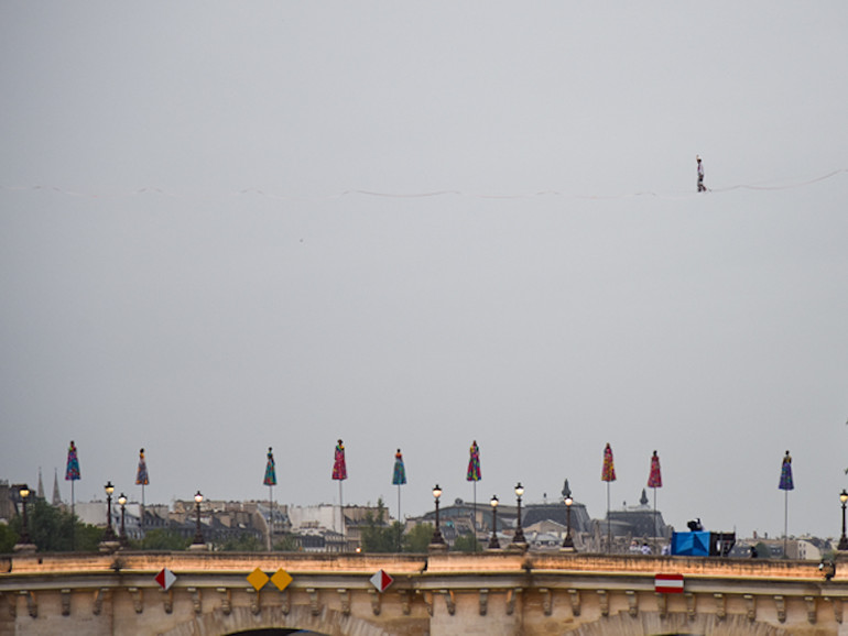 Là một quốc gia nổi tiếng với những màn trình diễn xiếc ảo thuật độc đáo, không thể thiếu trong lễ khai mạc Thế vận hội 2024 là phần trình diễn của nghệ sĩ xiếc thăng bằng trên dây ngay phía trên dòng sông Seine. Càng đặc biệt hơn khi tiết mục được thể hiện ngay dưới cơn mưa đang dần nặng hạt. (Ảnh: MiNH DUY)