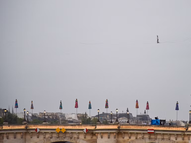 Là một quốc gia nổi tiếng với những màn trình diễn xiếc ảo thuật độc đáo, không thể thiếu trong lễ khai mạc Thế vận hội 2024 là phần trình diễn của nghệ sĩ xiếc thăng bằng trên dây ngay phía trên dòng sông Seine. Càng đặc biệt hơn khi tiết mục được thể hiện ngay dưới cơn mưa đang dần nặng hạt. (Ảnh: MiNH DUY) Là một quốc gia nổi tiếng với những màn trình diễn xiếc ảo thuật độc đáo, không thể thiếu trong lễ khai mạc Thế vận hội 2024 là phần trình diễn của nghệ sĩ xiếc thăng bằng trên dây ngay phía trên dòng sông Seine. Càng đặc biệt hơn khi tiết mục được thể hiện ngay dưới cơn mưa đang dần nặng hạt. (Ảnh: MiNH DUY)