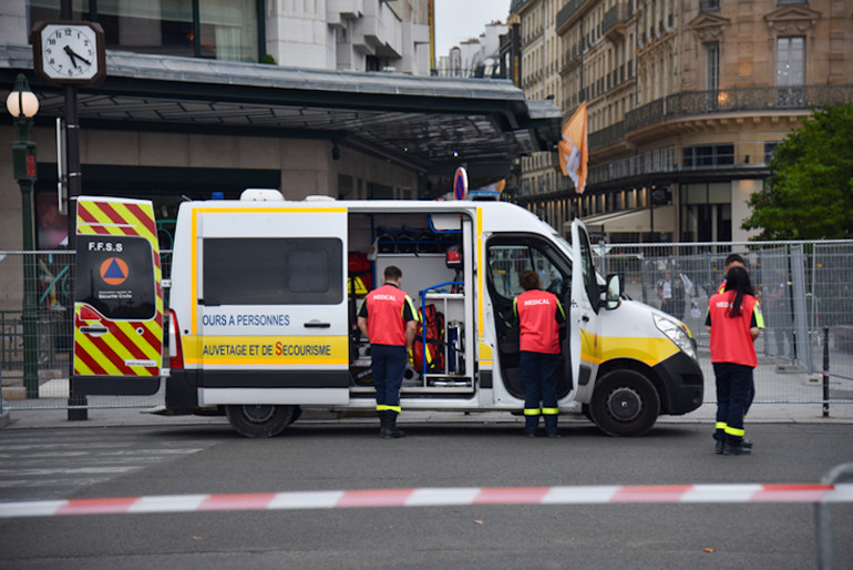 Các ekip sơ cứu cũng được phân bố tại nhiều địa điểm khác nhau nhằm kịp thời ứng phó với các tình huống khẩn cấp. (Ảnh: KHẢI HOÀN)